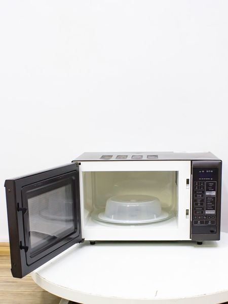 Мікрохвильова піч Panasonic NN K403B 1400w гриль 1140w sn U36290011 000028750 фото