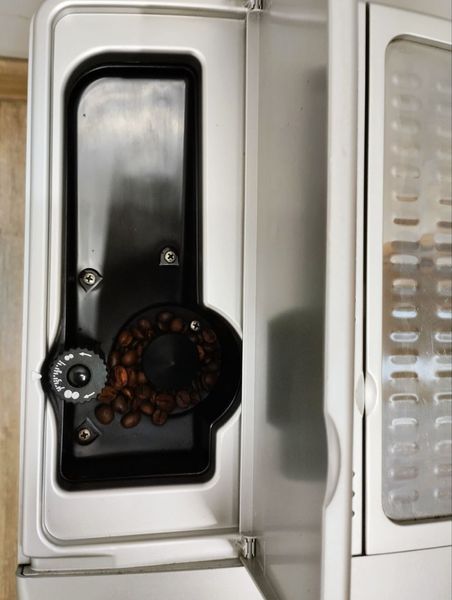 Кофемашина DeLonghi Magnifica ESAM04 320 S 1450W sn 22920 000047874 фото