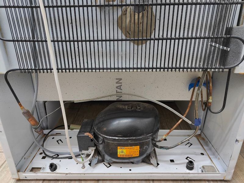 Морозильна камера Electrolux EUC31300W 268л 100W sn 74502046 n608 000052759 фото