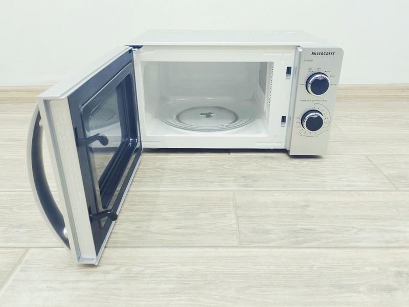 Мікрохвильова піч SilverCrest SMW 700 D3 1100w sn 0100979 000032256 фото