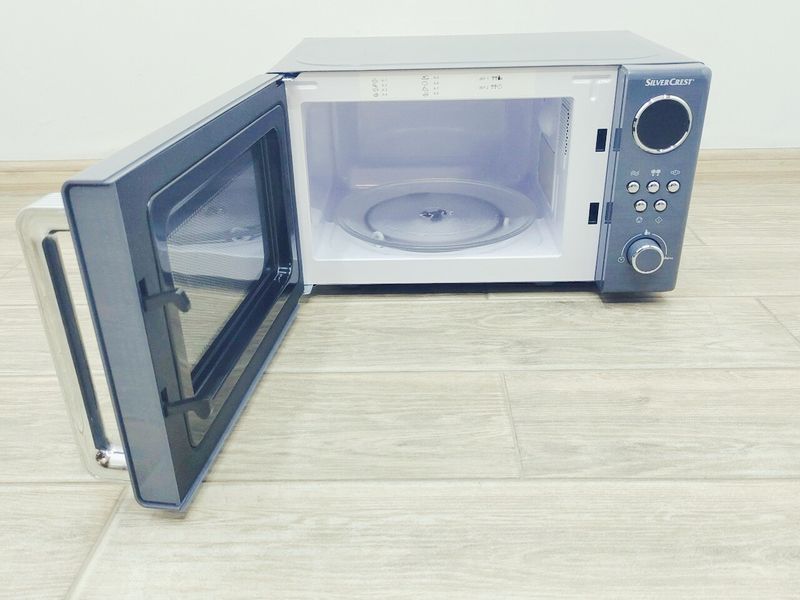 Мікрохвильова піч SilverCrest SMWC 700 B3 1050w sn 01993121 000032255 фото
