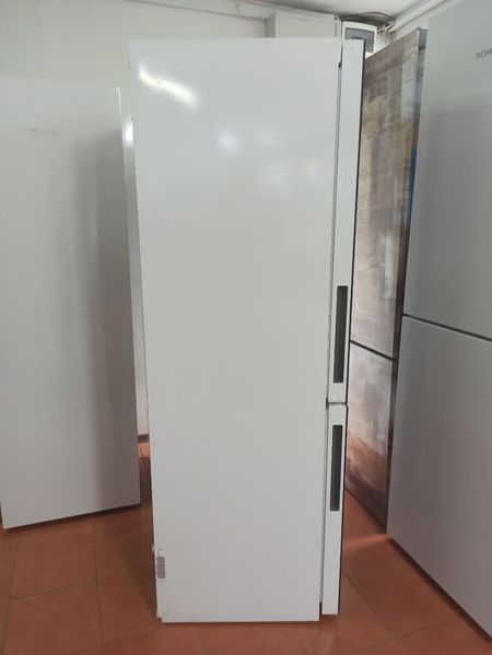 Холодильник двухкамерный Miele KFN 28032 D WS 000035510 фото
