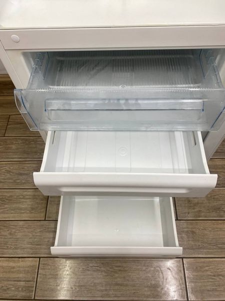 Холодильник двокамерний Electrolux ER8501B 160W 237+ 82л sn 21706036 n399 000048423 фото