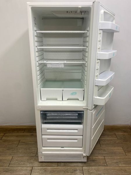 Холодильник двокамерний Electrolux ER8501B 160W 237+ 82л sn 21706036 n399 000048423 фото
