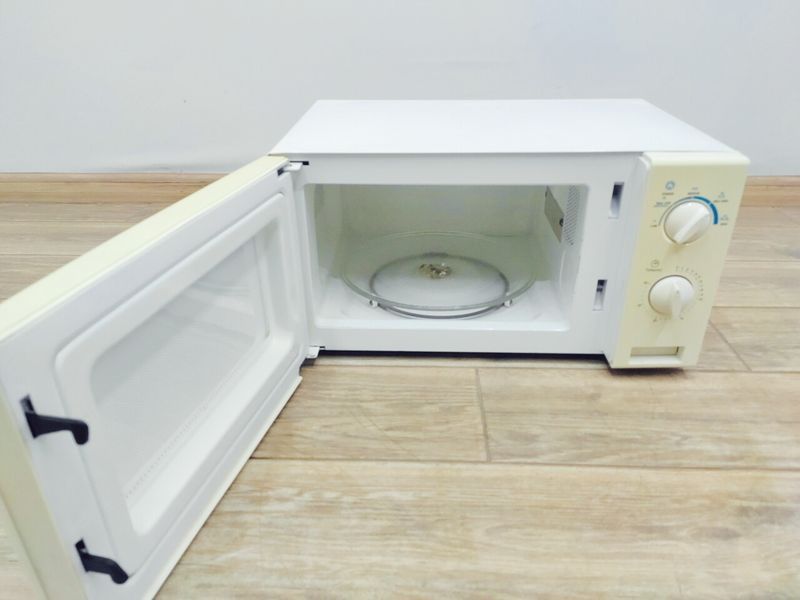 Мікрохвильова піч HC HE700M 17 WH 950w 000039632 фото