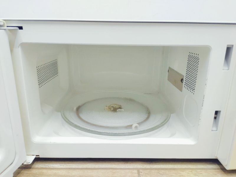 Мікрохвильова піч HC HE700M 17 WH 950w 000039632 фото
