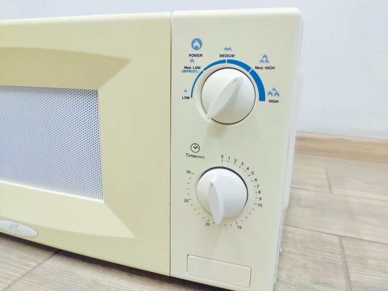 Мікрохвильова піч HC HE700M 17 WH 950w 000039632 фото