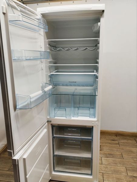 Холодильник двокамерний Electrolux ENB34633W 215W 340+76л sn 14340061 n 403 000048427 фото