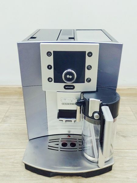Кофемашина DeLonghi Perfecta Cappuccino ESAM5500 M 000021344 фото