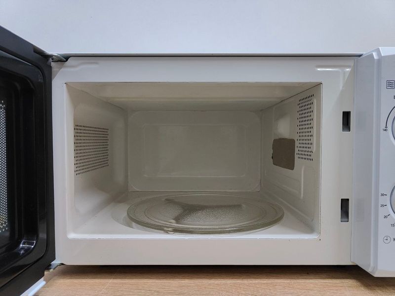 Микроволновая печь SwitchOn MW A01 1200W sn 07607 000051108 фото