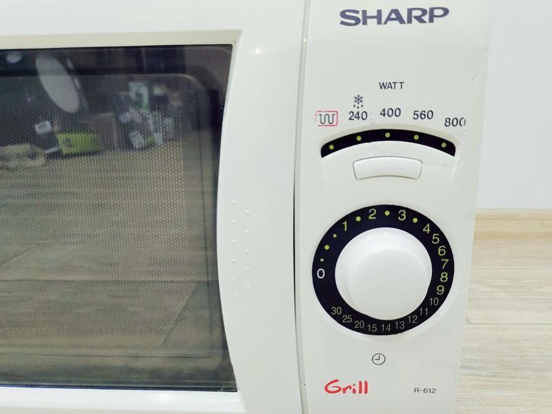 Мікрохвильова піч Sharp R 612 1350w гриль 1000w sn 000356988 000043354 фото