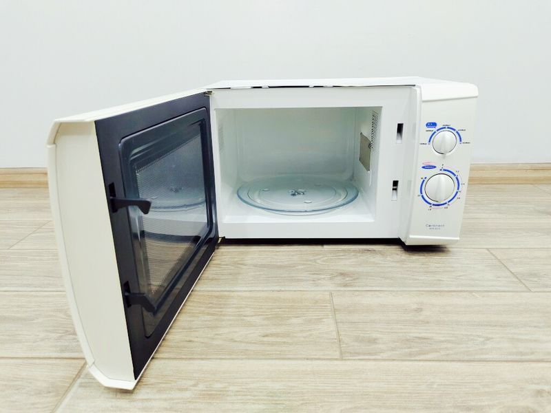 Мікрохвильова піч Continent MW800 1300w sn 0114057 000039110 фото