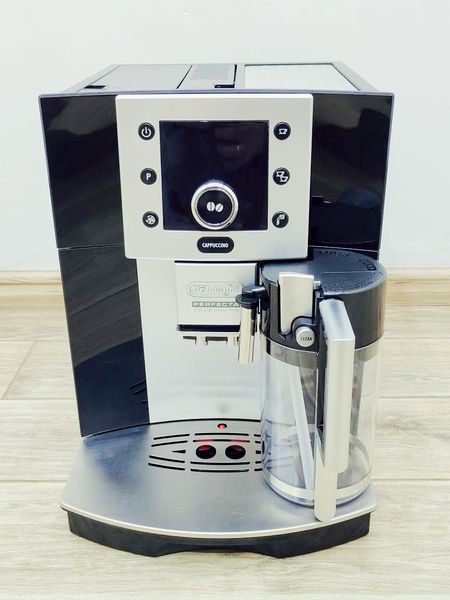 Кавоварка DeLonghi Perfecta Cappuccino ESAM5550 B 1350w sn 44922 000037203 фото