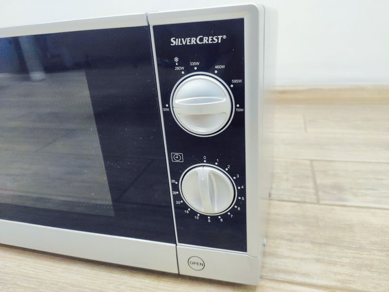 Мікрохвильова піч SilverCrest SMW 700 A1 1200w sn 038347 000039637 фото