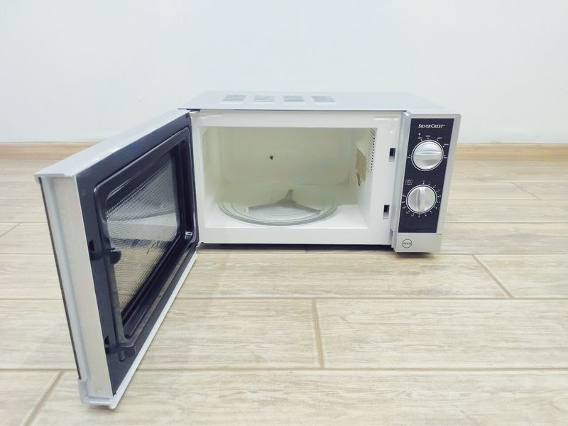Мікрохвильова піч SilverCrest SMW 700 A1 1200w sn 038347 000039637 фото