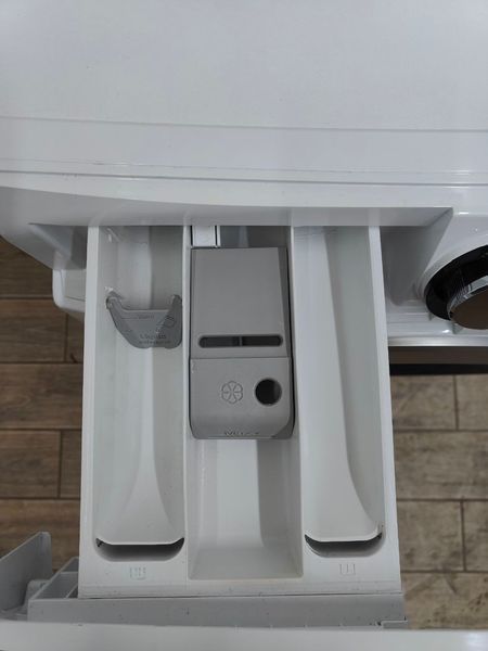 Стиральная машина с сушкой AEG 7000Series Kombi L7WE86605 2200W 6 10 кг sn 84300274 000052357 фото