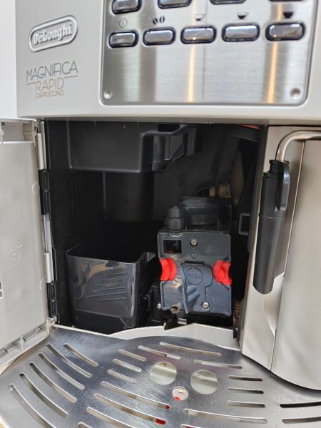 Кофемашина Delonghi Magnifica ESAM3400.S 1350W sn 82516 000051212 фото