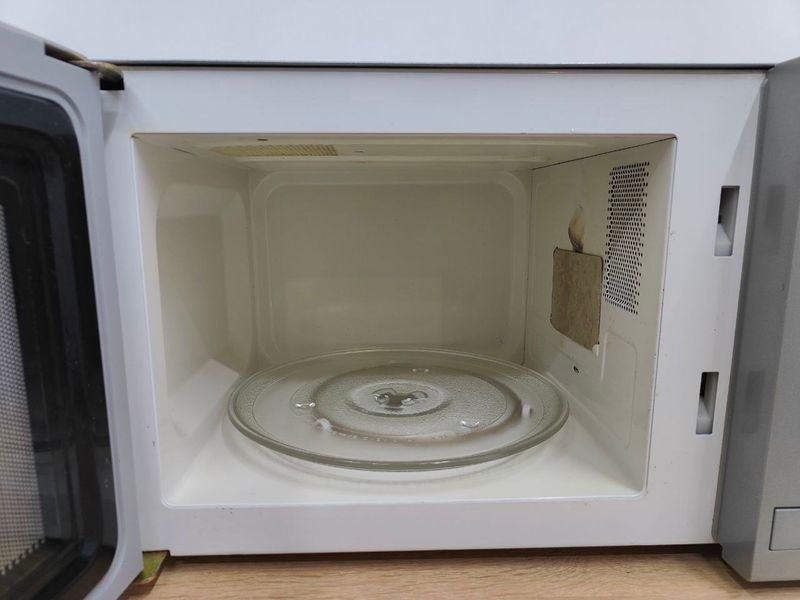 Мікрохвильова піч Life WP700L 1200w sn S022143670436 000040629 фото