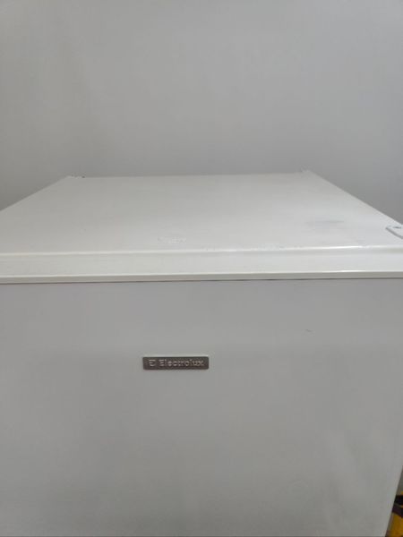 Морозильная камера Electrolux EUC31250W 100W 267л sn 74104243 n 459 000049670 фото