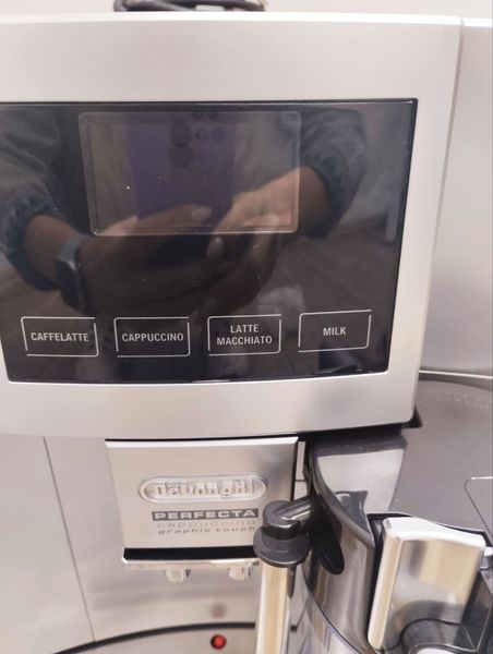 Кофемашина DeLonhi Perfecta cappuccino ESAM5600 S 1350W sn 90317 000047537 фото