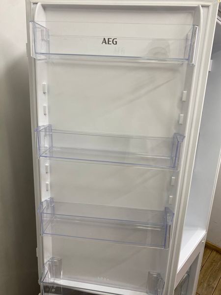 Холодильник встраиваемый Aeg NSC5S181ES 197+72л 280W sn 42861158 n 427 000048812 фото
