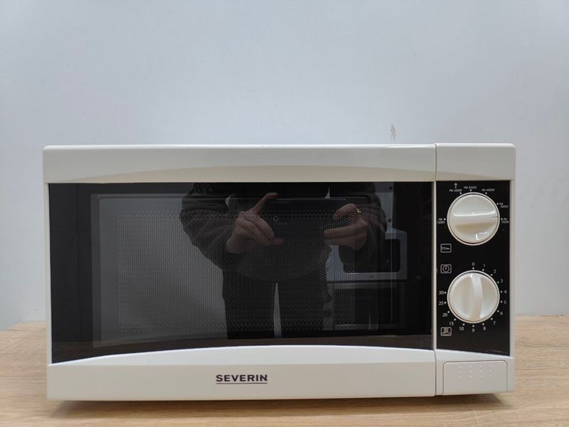 Микроволновая печь Severin D59846 700W sn MW9280 12L18 000053793 фото
