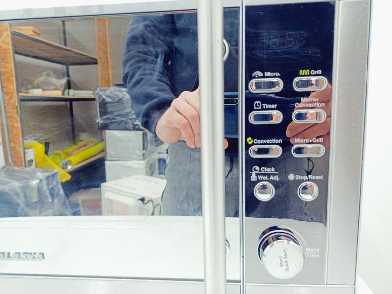 Мікрохвильова піч Alaska MWD2925GC 1400w гриль 1350w sn S029W0457G 000042849 фото