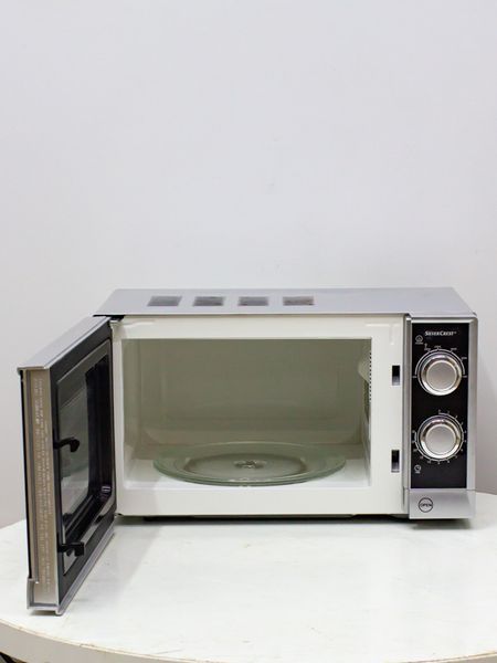 Мікрохвильова піч SilverCrest SMW 700 B1 1200w sn 008078 000029161 фото