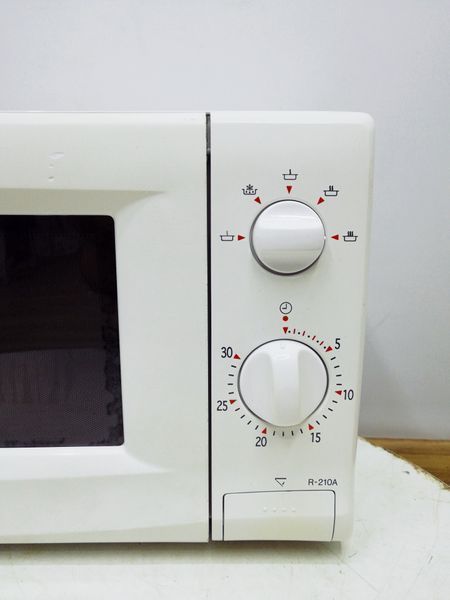 Мікрохвильова піч Sharp R 210AW 1300w sn 9804176808 000034949 фото
