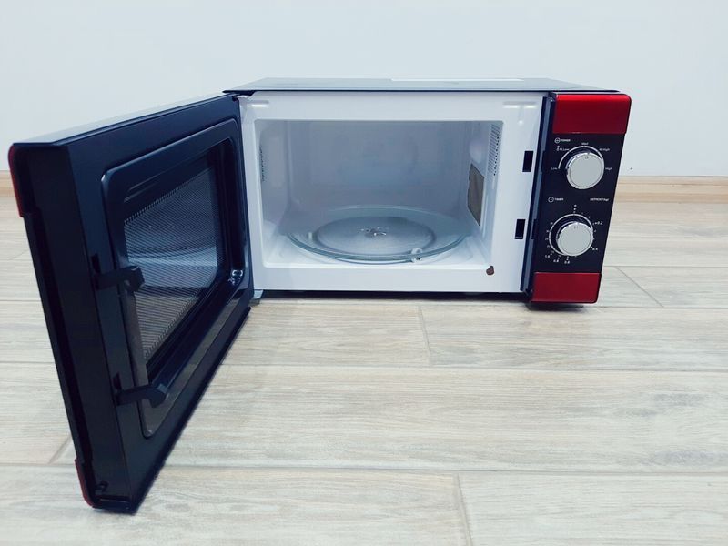 Мікрохвильова піч Tesco M13R 1150w sn 130818 000037167 фото