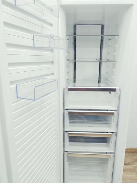 Морозильна камера Electrolux EUE7000W 223л 180w sn 80240035 000039406 фото