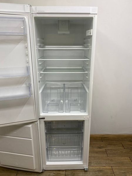 Холодильник двокамерний Electrolux 245+76л 215W sn 30320043 n 424 000048809 фото