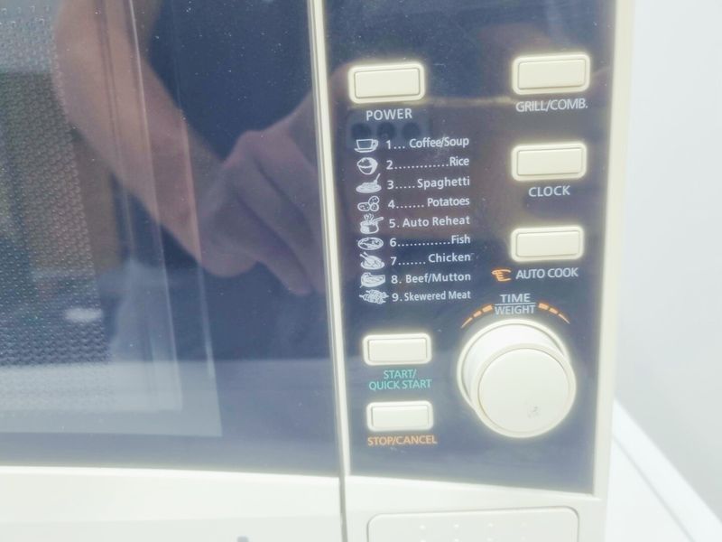 Мікрохвильова піч OK OMW 220 DW 1200w гриль 900w 000041854 фото