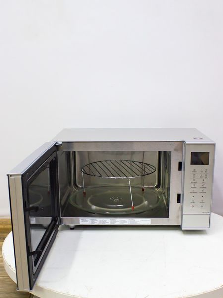 Мікрохвильова піч Panasonic NN CT57JM 2390w гриль 1380w новий LPNHF000406159 290е 000026437 фото