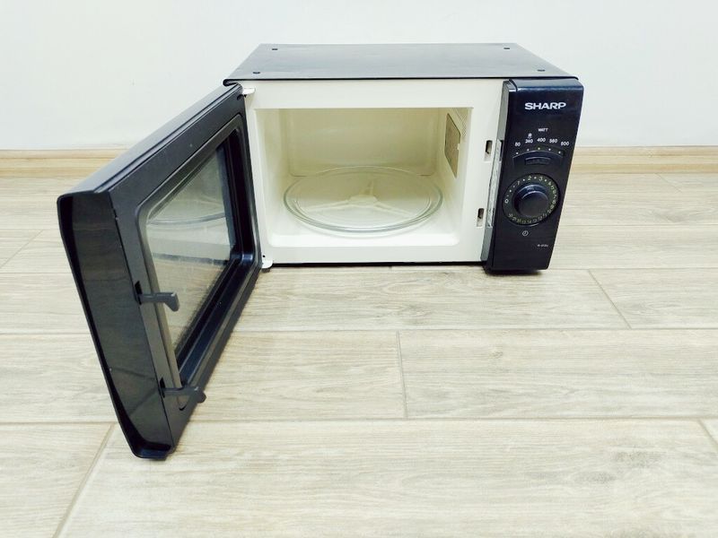Мікрохвильова піч Sharp R 212U 1240w sn 010111649 000038753 фото