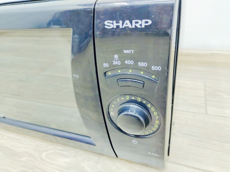 Мікрохвильова піч Sharp R 212U 1240w sn 010111649 000038753 фото