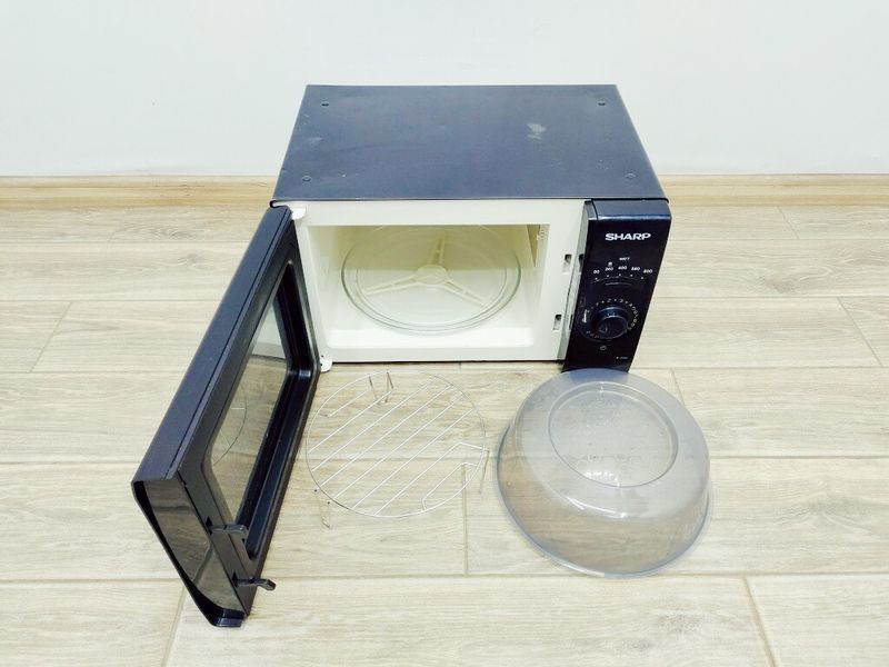 Мікрохвильова піч Sharp R 212U 1240w sn 010111649 000038753 фото