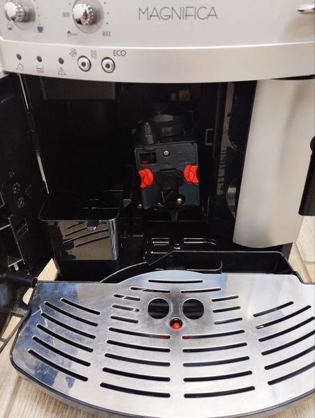 Кофемашина DeLonghi ESAM3200 S 1450W sn 31321 000047872 фото