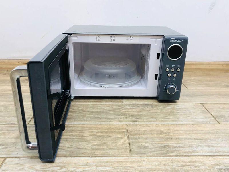 Микроволновая печь SilverCrest SMWC 700 B3 000045393 фото