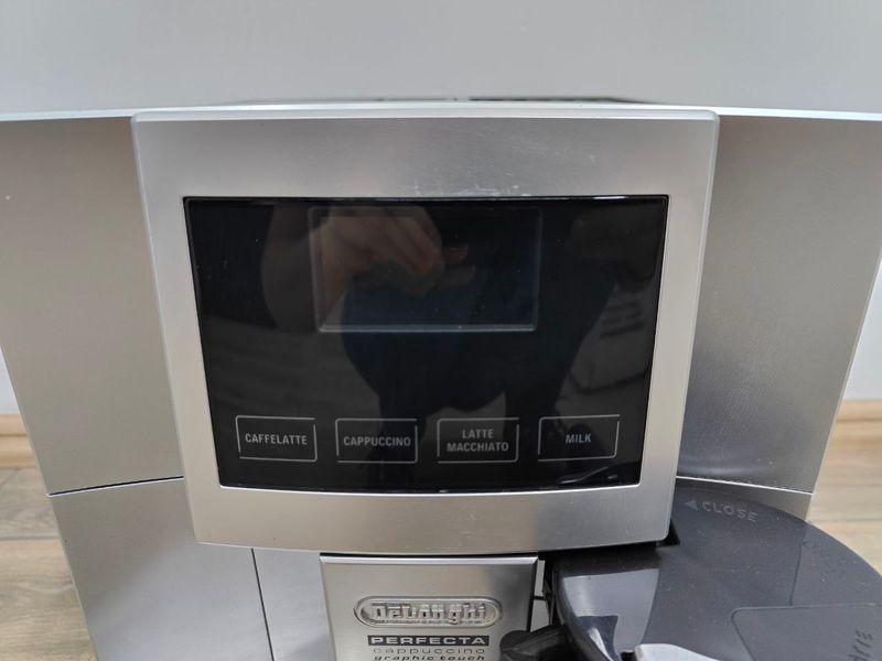 Кофемашина Delonghi Perfecta Cappuccino ESAM5600.S 1350W sn 92117 000049794 фото