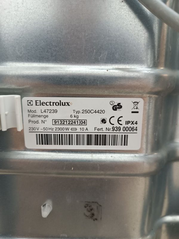 Вертикальна пральна машина Electrolux L47239