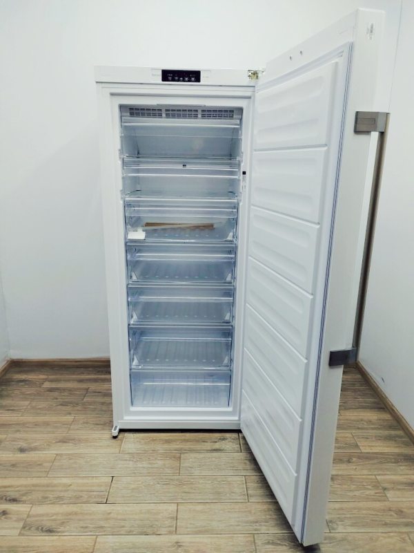 Морозильный шкаф Bauknecht GKN 272