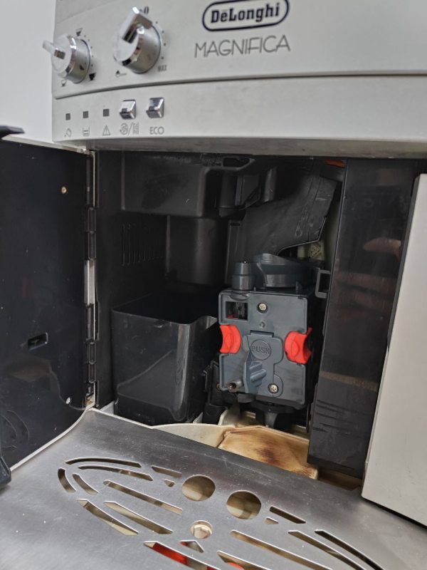 Кавоварка Delonghi Magnifica