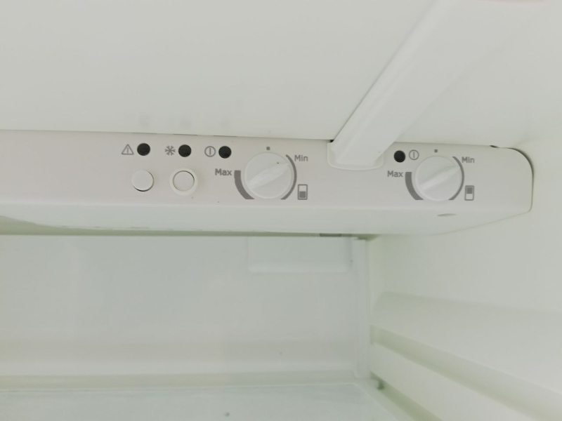 Холодильник двокамерний Electrolux ERB34253W 160W 188+118л sn 82103646 n538