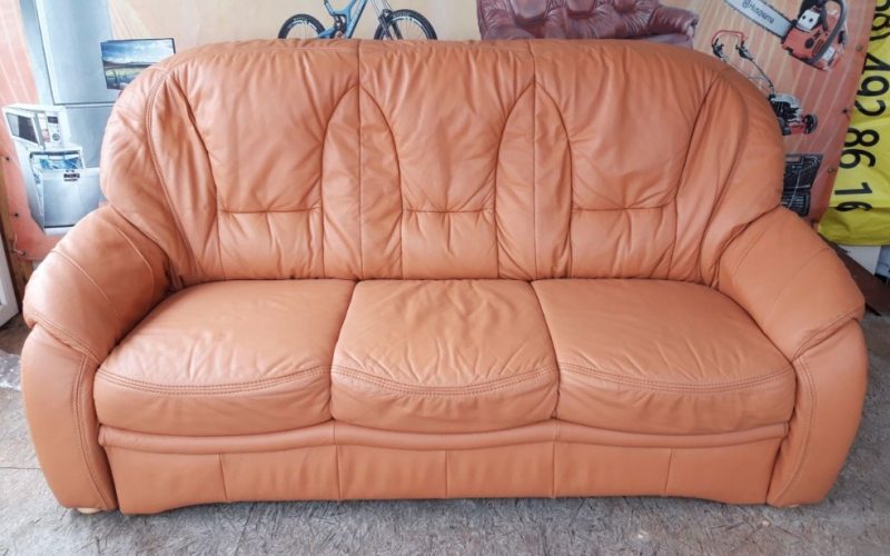 Комплект мебели диван и два кресла кожаный оранжевый