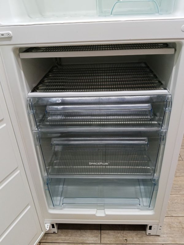 Холодильник двокамерний Electrolux ERB34253W 160W 188+118л sn 82103646 n538