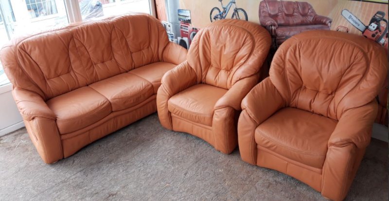 Комплект мебели диван и два кресла кожаный оранжевый
