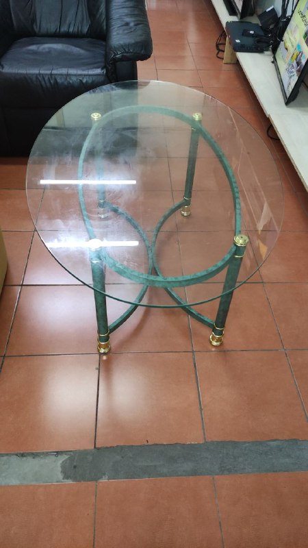 Стол стеклянный с зелеными ножками