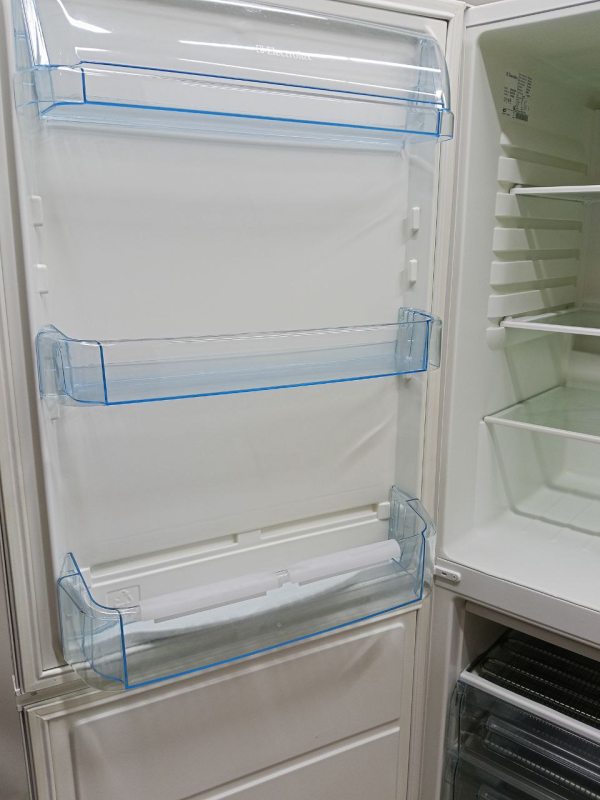 Холодильник двокамерний Electrolux ERB34253W 160W 188+118л sn 82103646 n538