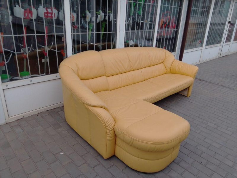 Угловой диван кожаный желтый 20200410009